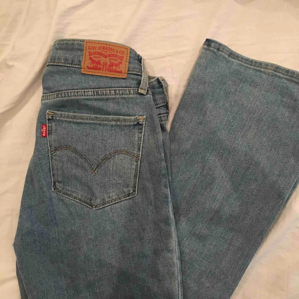 Säljer mina Levis bootcut jeans i modellen 715.  Storlek 26/30. Säljer pga inte min storlek.. Jeans & Byxor.