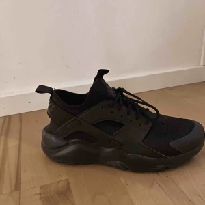  - Ett par helt nya Nike huarache, använda 2 ggr! Dom är i storlek 41 men dom är små i storleken så på mig som har storlek 40 i vanliga fall passar dom perfekt! 💕 säljer pga inte min stil.