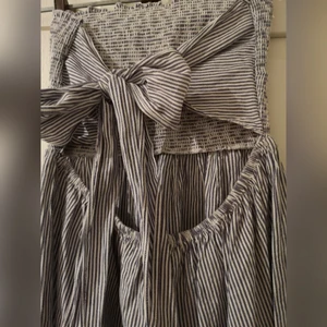  - Söt sommarklänning som knyts i ryggen. Köparen står för frakt. 