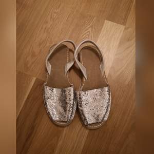 Söta glittriga sandaler köpta på lager 157. Köparen står för frakt. 
