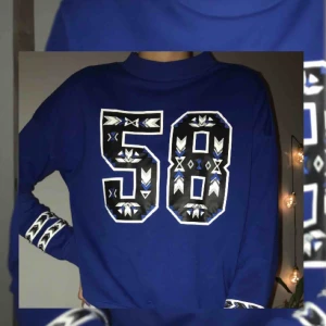  - En blå snygg sweatshirt med tryck. Storlek M med passar mer som S/XS. Hör gärna av dig vid frågor och pris💞 Jag är en S/36 och är 175cm lång Frakt: 50kr 