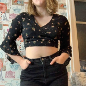  - Så fin blus med volangärmar och knytning i ryggen fri frakt