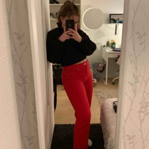  - Jeans från NA-KD. Använda 1 gång så är som nya! Röda jeans vilket är trendigt just nu med med en vit tråd där alla ”stygn” går. Frakten står köparen för❤️