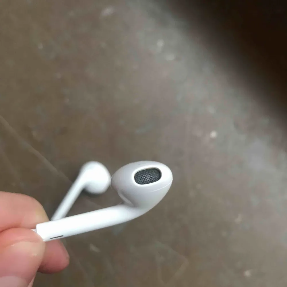 Äkta Apple hörlurar i nytt skick med bra kvalitet, nypris 300kr Buda gärna :). Accessoarer.
