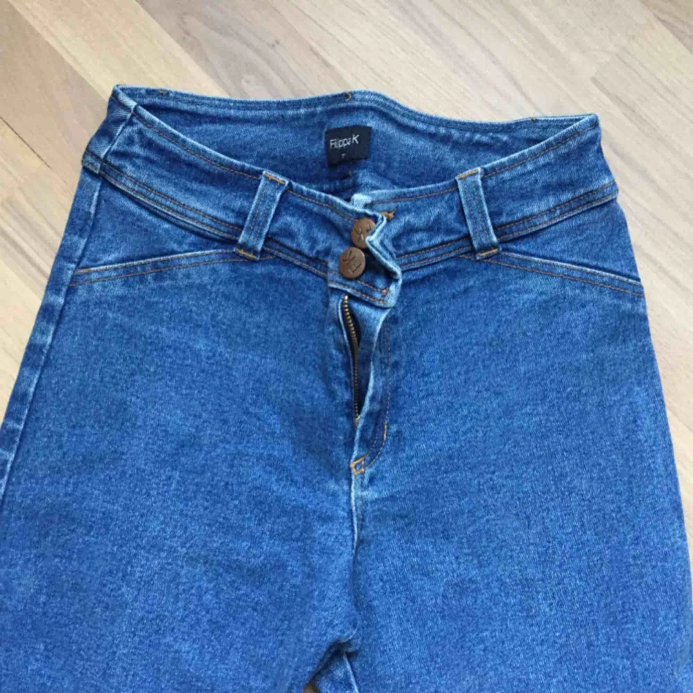 Supersnygga högmidjade jeans från Filippa K. Retro! Köpare står för frakt eller så möts vi på söder💎. Jeans & Byxor.