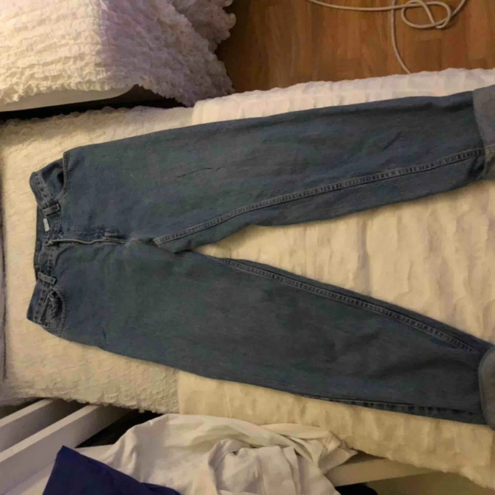 Säljer ett par Levis jeans, står att de är storlek L men passar på mig som har storlek S/M . Jeans & Byxor.