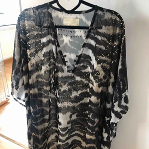  - Stor blus/tunika från ester Elenora, one size, snörning i halsen, se bild 3, använd 1 gång, nypris 800:- 