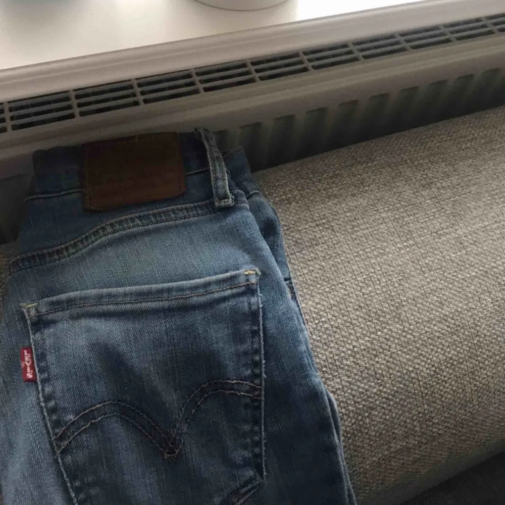 Ett par mile high Levi’s jeans i blå färg. Använt sparsamt och är väldigt snygga. Passar till allt och dom är som nya.  Köpta för 1200☺️ . Jeans & Byxor.