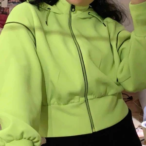  - Asball tröja från Zara i neon (mer neon i verkligheten) som används alldeles för lite av mig. Har bara används några gånger dock har den 3 små fläckar vid dragkedjan som säkert går att få bort :) hör av dig för mer info 