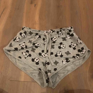  - Disney Musse pig mjukis shorts från New Yorker! Haft dom två gångerDet är storlek medium men skulle nog säga att dom är mer storlek S eftersom dom var väldigt små. Frakt ingår i priset