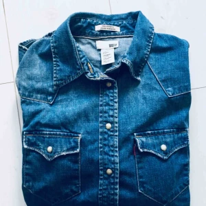  - Sparsamt använd Levi’s skjorta. superfin! 