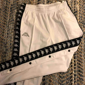  - Superfina vita kappa snap-pants. De är använda fåtal gånger men är i nyskick! 