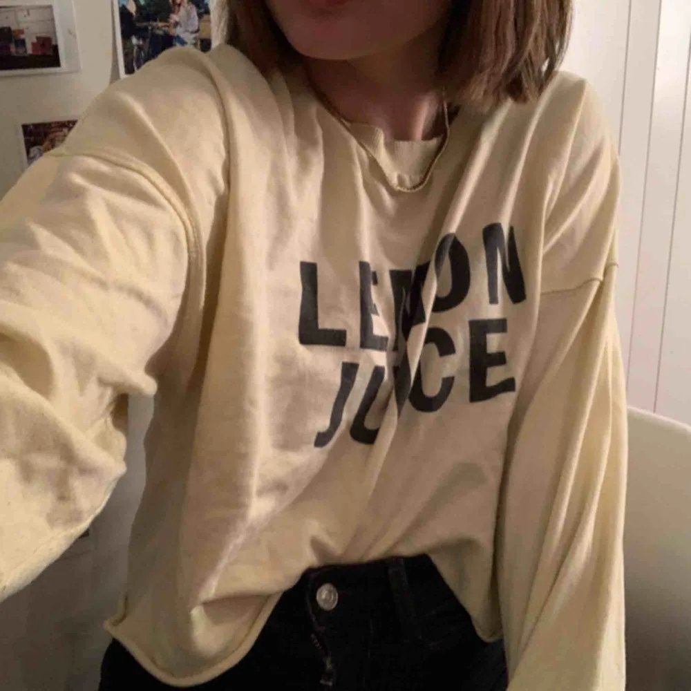 Lite tjockare långärmad tröja med texten ”lemon juice” från bershka. Jättefin till svarta jeans eller liknande!. Tröjor & Koftor.