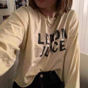 Lite tjockare långärmad tröja med texten ”lemon juice” från bershka. Jättefin till svarta jeans eller liknande!