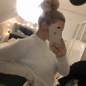  - Såå mysig vit fluff tröja🤩 hur skön som helst, använd fåtal gånger! Kommer ej till användning tyvärr!