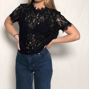  - Svart spetstopp från Zara. Möts upp i Malmö annars står köparen för frakten. Frakt: 40kr