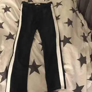Ett par skit snygga svart/gråa jeans med vita stripes på ifrån Zara. Passar mig som har både XS och S. Skriv om du vill ha bilder på! 🖤👖