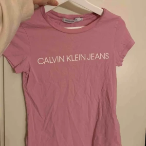  - Rosa ck tröja, använd 2ggr, köpt för 400, säljs för 200 🥰