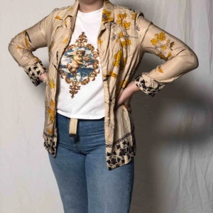  - Blazer med blommigt mönster. Möts upp i Malmö annars står köparen för frakten. Frakt: 55kr