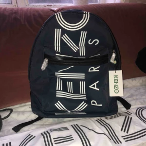  - Helt ny, aldrig använd. Som ni ser är dragkedjorna fortfarande plomberade och lappen är kvar.   Färgen är marinblå.   Dustbag ingår.