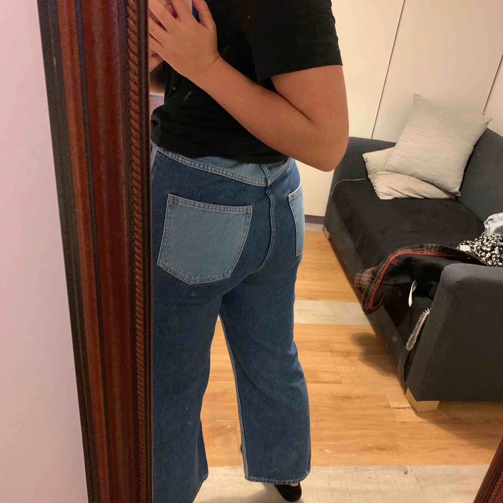 Ascoola jeans köpa på Monki. Använda 2 gånger och i fint skick. Lite kortare i modellen men passar bra på mig som är runt 168 cm. Köpare står för frakt ✨. Jeans & Byxor.