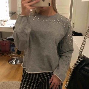  - En jättefin tröja med pärlor ifrån ginatricot. Köpare står för frakt.