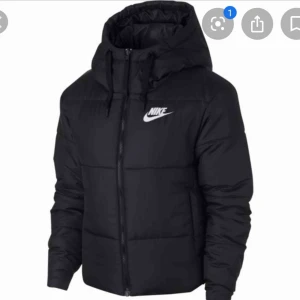  - Hej Säljer min Nike jacka som e använd 1-2 gånger Den kan vändas ut o in ena sidan e matt svart & har ett nike märke på bröstet, andra sidan e glansig & har även ett nike märke på ryggen Nypris: 999kr Mitt pris: 500kr elr bud  