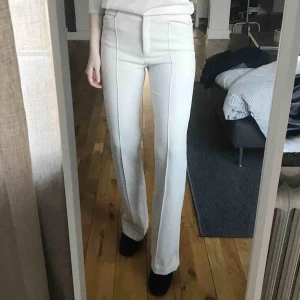  - Oanvända benvita byxor från H&M Trend i strl 36. Mjuka, sköna och sitter som en smäck✨ Superfina men inte kommit till användning! Frakt 59kr