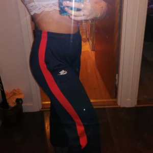  - Sköna Nike byxor. Resor i midjan! Frakten är inkluderad i priset ❤️ 