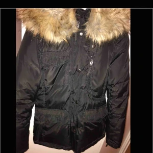  - Använd en vinter, storlek 34, fejk päls, bra skick, för mer bilder kontakta mig :) 