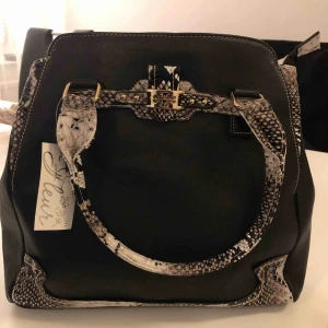  - Aldrig använd! Köparen står för frakten!finns två dragskedjor!!