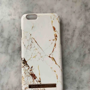  - iPhone 6 skal från Ideal of Sweden med Marmour-mönster. Lite avskrapat längt nedan (se bild). Säljer pga ny mobil.