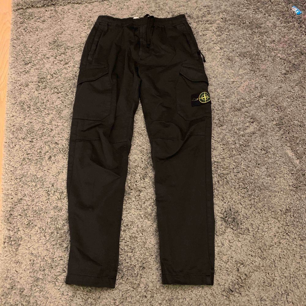 Stone Island - Cargo Pants - Storlek 31 fits / passar 32/33 - Skick 10/10 - Tag & QR kod finns - Nypris 3000 - Säljes för 1800 Byxorna är köpta på Johnells. Kommer från ett djurfritt och rökfritt hem Vid intresse mer bilder finns i PM.. Jeans & Byxor.