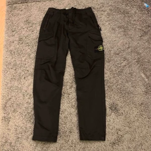  - Stone Island   - Cargo Pants  - Storlek 31 fits / passar 32/33  - Skick 10/10 - Tag & QR kod finns   - Nypris 3000  - Säljes för 1800   Byxorna är köpta på Johnells.  Kommer från ett djurfritt och rökfritt hem  Vid intresse mer bilder finns i PM.