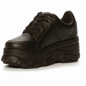  - Säljer dessa snygga skor pga fel storlek. Använda endast en gång!