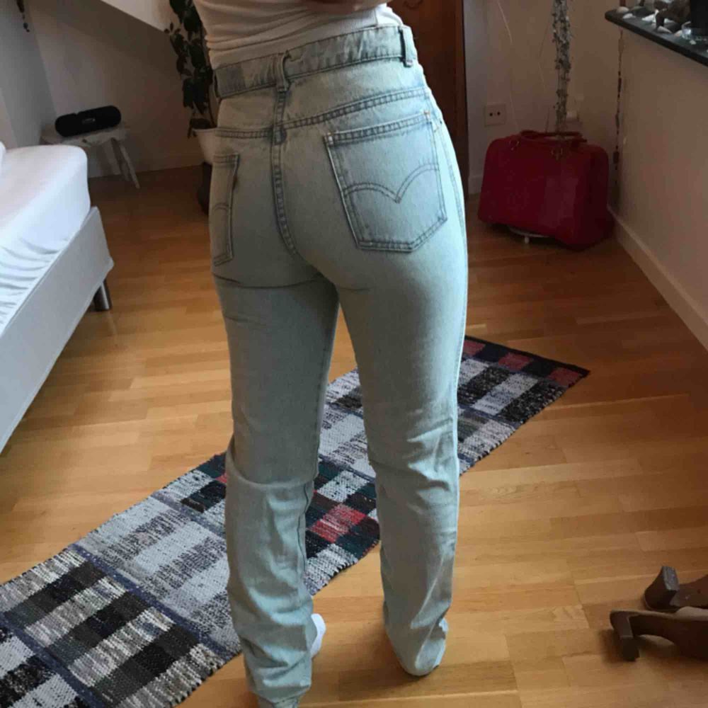 Snygga Levis jeans i riktigt jeansmaterial. Dom är i använt men fint skick. Jag är 166 å dom är lite för långa på mig. Jeans & Byxor.