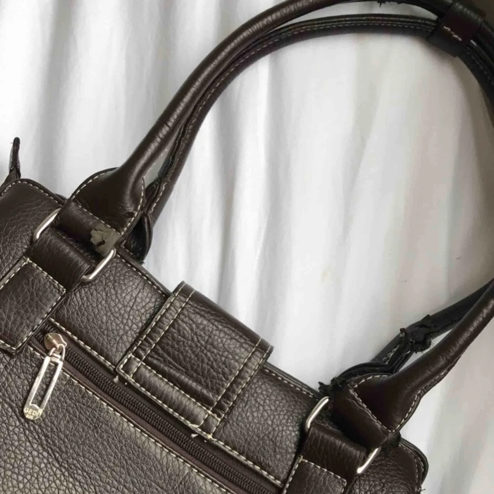 Brun väska som går att använda som en lite större shoulderbag eller som vanlig handväska! Lite slitningar därav billigt pris, super fin vintage verkligen!🥰. Väskor.