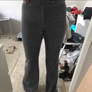  - Superfina blå Manchester byxor från Zara, perfekta till hösten. Storlek M men snarare S.