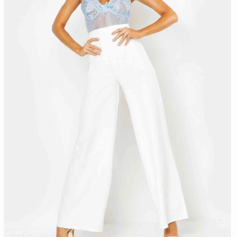Superfina vida vita kostymbyxor. Helt nya, säljer pga har flera i olika färger och behöver egentligen inte så många. Frakt tillkommer. Jeans & Byxor.