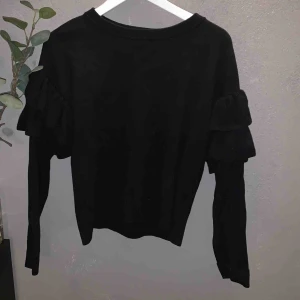  - Supersöt tröja med volanger på armarna! Fint skick. Frakt tillkommer!