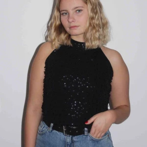  - En snygg fest topp med en unik design. 