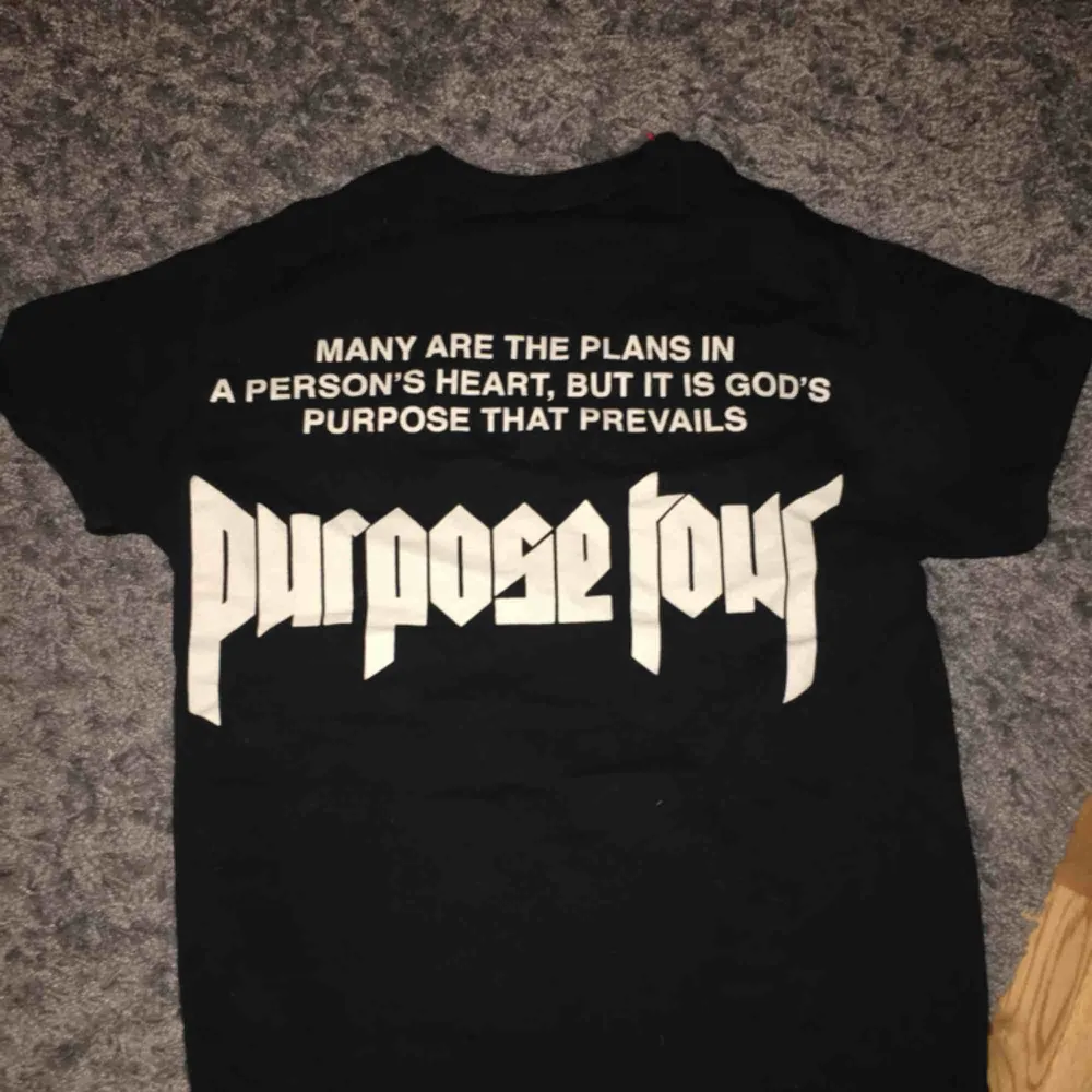 Skitsnygg T-shirt köpt under min tid som belieber.. Köpt för 500kr eftersom det är en tröja från den officiella Purpose Tour kollektionen. Strl XS/S.. T-shirts.