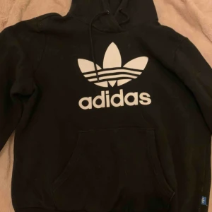  - Äkta Adidas hoodie. Storlek M men liten i storleken så passar S. Använd fåtal gånger. Köparen står för frakt
