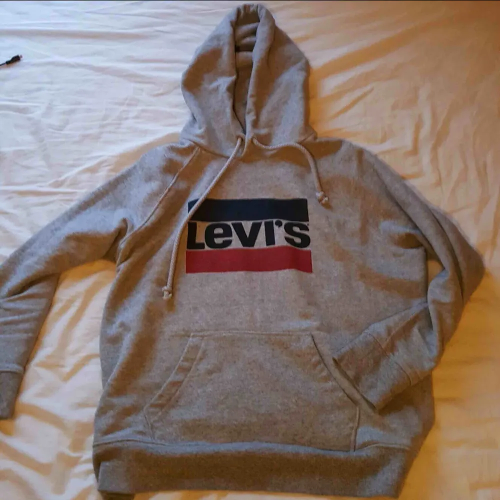 Levis hoodie från Levisbutiken i London. Köpt för 520kr och är knappt använd. Är i storlek L men jag tycker att det är ett mellanting mellan M och L. Hoodies.