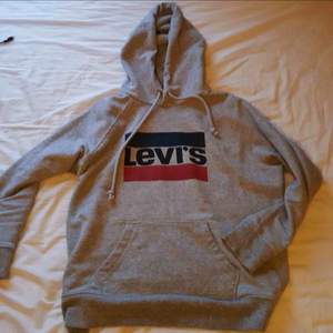 Levis hoodie från Levisbutiken i London. Köpt för 520kr och är knappt använd. Är i storlek L men jag tycker att det är ett mellanting mellan M och L