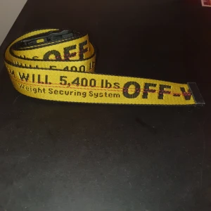  - Gult off white bälte Cond 8/10 Lätt slitning (inget som går att undvika) Slutsålt från deras hemsida Självklart äkta! 