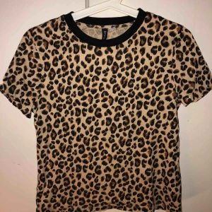  - T-shirt i leopadmösnter. Testat den men aldrig använd efter det, sitter bra på och är bra i storleken