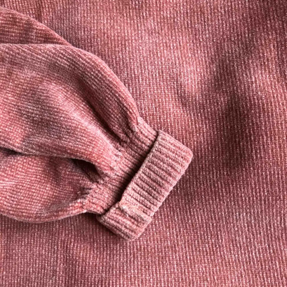Fin peach-rosa stickad tröja i lite sammetsaktigt garn/tyg🍑 Mysig, skön och snygg! Frakt tillkommer!. Stickat.