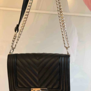  - Snygg liten axelväska från Ginatricot💓 frakt tillkommer