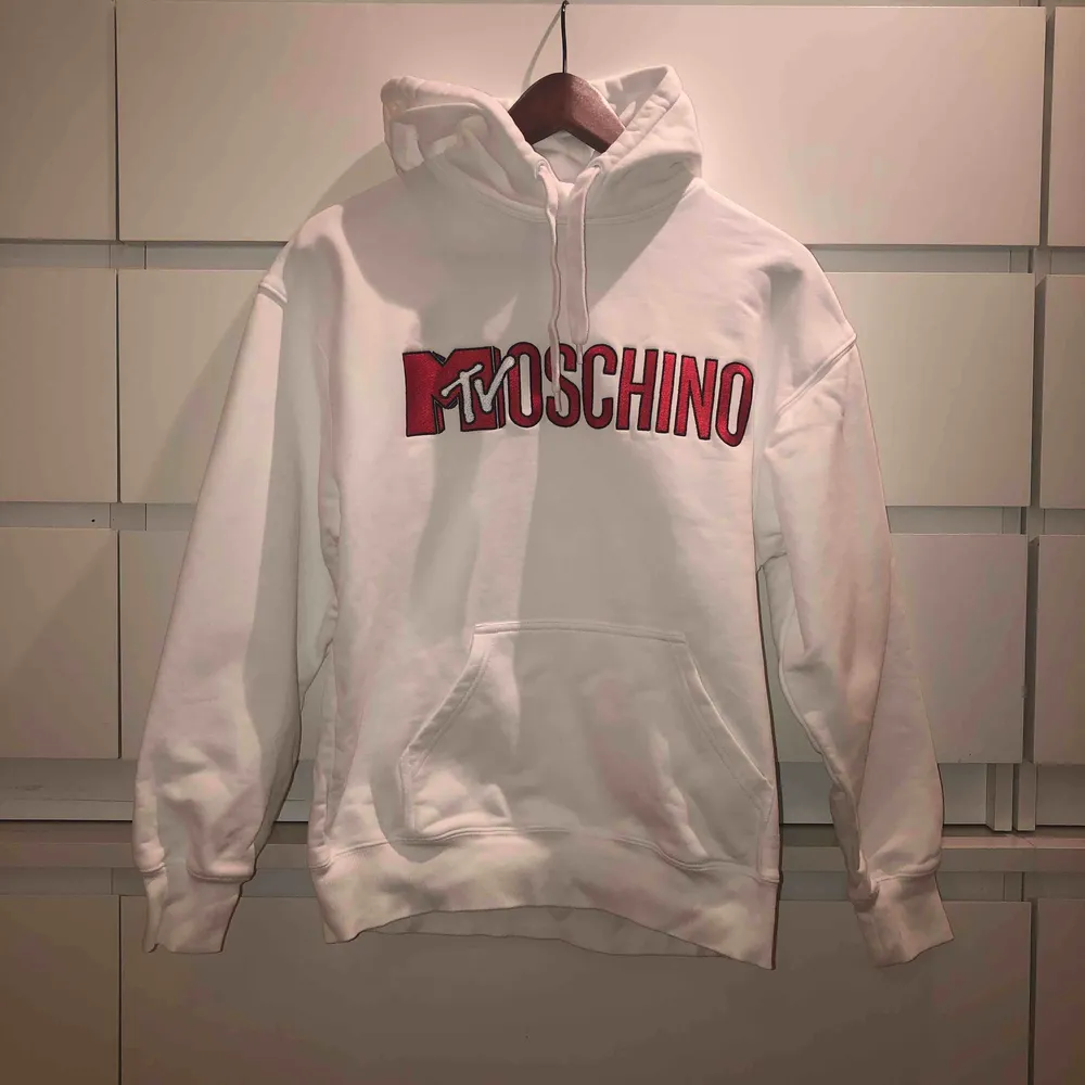 Populär limited edition hoodie från samarbetet mellan Moschino och H&M. Använd knappt 1 gång så i nyskick. Originalpris ca 700kr (69,9$)🦋högsta budet ligger nu på 575kr💓möts upp i Stockholm annars står köparen för frakt! . Hoodies.